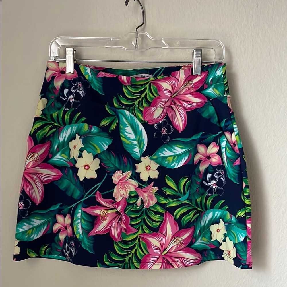Tommy Bahama Golf and Tennis Skirt . Size M. Excellent new cond.